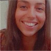 studentessa universitaria impartisce lezioni di matematica e altro a studenti delle medie